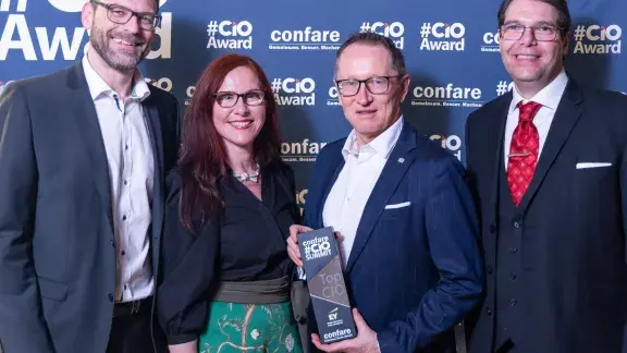 Peter Reichstädter mit dem CIOAward und drei weiteren Personen