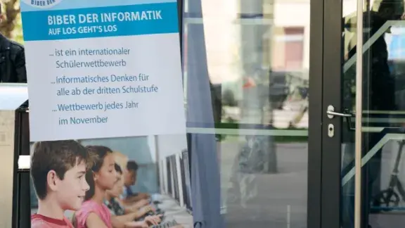 Eingang FH Technikum mit Roleup-Biber der Informatik