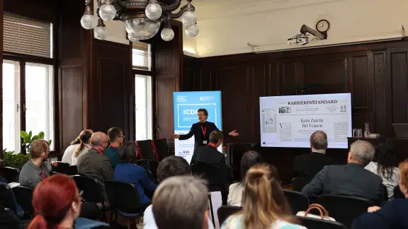Gerti Kappel (TU) bei ihrem Vortrag beim Symposium 