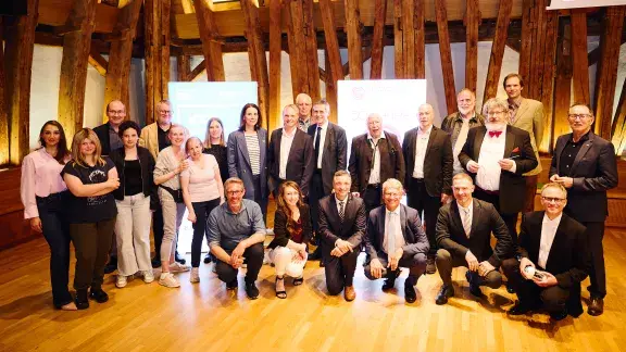 Gruppenfoto mit den vielen Akteur*innen des Abends