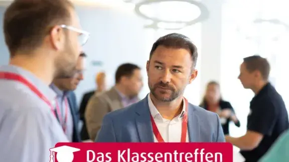 imh Forum IT 9. bis 10. September 2025, DoubleTree by Hilton, Wien, Das Klassentreffen der IT-Branche! Bild zeigt Männer in Businessoutfits die sich bei Stehtischen unterhalten