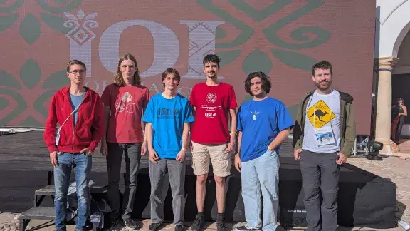 IOI Team Gruppenfoto: Sebastian Schulze (Team Leader), Julian Hessenberger, Andrè Tremetsberger, Mihail Grecu, Arash Jafarian, Wolfgang Thaller (Team Leader) in Bolivien for dem IOI Logo 2025