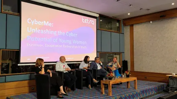 Foto vom All Digital Summit 2025: Panel mit Borislava Zaharieva, Toumazis Toumazi, Horacio González-Vélez, Iva Walterova und Laura Hänsch. Im Hintergrund Folie zeigt Präsentation vom Projekt CyberMe