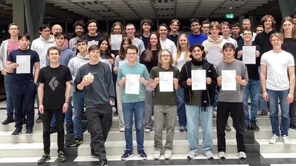 Gruppenfoto (35 Personen): Teilnehmer*innen und Betreuer des Bundeswettbewerbes IOI und EGOI