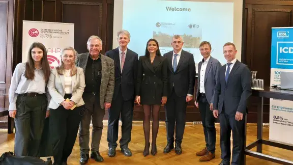 Gruppenbild der Vortagenden und Moderatoren es Symposiums Digital Services (8 Personen im Bild, Zemanek Saal/OCG)