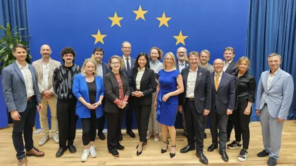 Gruppenfoto der Speaker des Tags der Weiterbildung 2026 vor EU Flagge