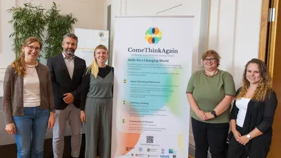 Gruppenfoto: Maria Grandl, Harald Burgsteiner, Julia Lanz, Alena Boucher, Sandra Tomeschek neben ComeThinkAgain Projekt Roll-up