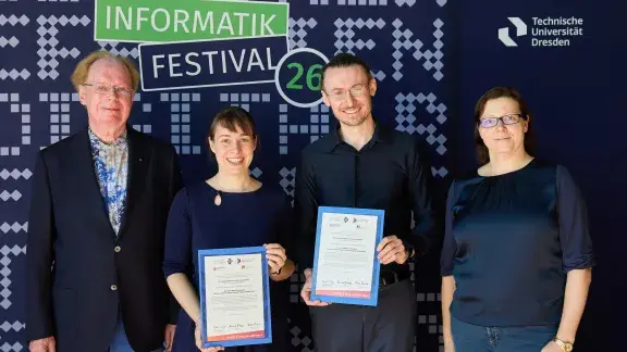Prof. Dr. Helmut Balzert und die Jury-Vorsitzende, Prof. Dr. Nadine Dittert, ehren gemeinsam die Tenure-Track Professor*innen, Dr. Franziska Boenisch und Dr. Adam Dziedzic (Mitte), für die von ihnen konzipierte CISPA European Cybersecurity & AI Hackathon Championship. (© Mike Auerbach)