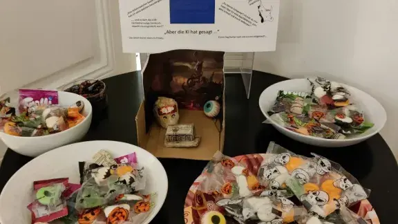 Tisch voller Halloween Süßigkeiten in der OCG